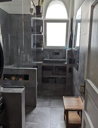 Modern Meets Classic - Near Volkspark Schoeneberg Daire